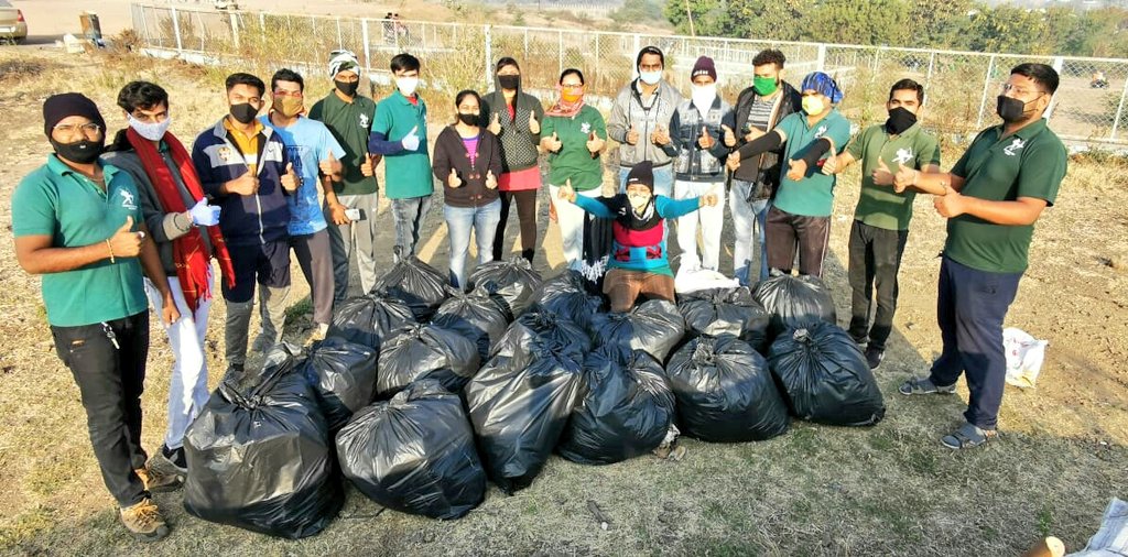 Meet59919043's tweet photo. Today 4th Cleanliness Drive Conducted by #RobinHoodArmy #Rajkot Near Nyari Dam. 

This Waste thereby are dumped at the nearby by garbage bin. where @smartcityrajkot can collect it. @swachhbharat #RHA  @rha_india @narendramodi #SwachhRajkot 💚🌱 https://t.co/ll6fbSsGsk https://t.co/PItxRoBmQH