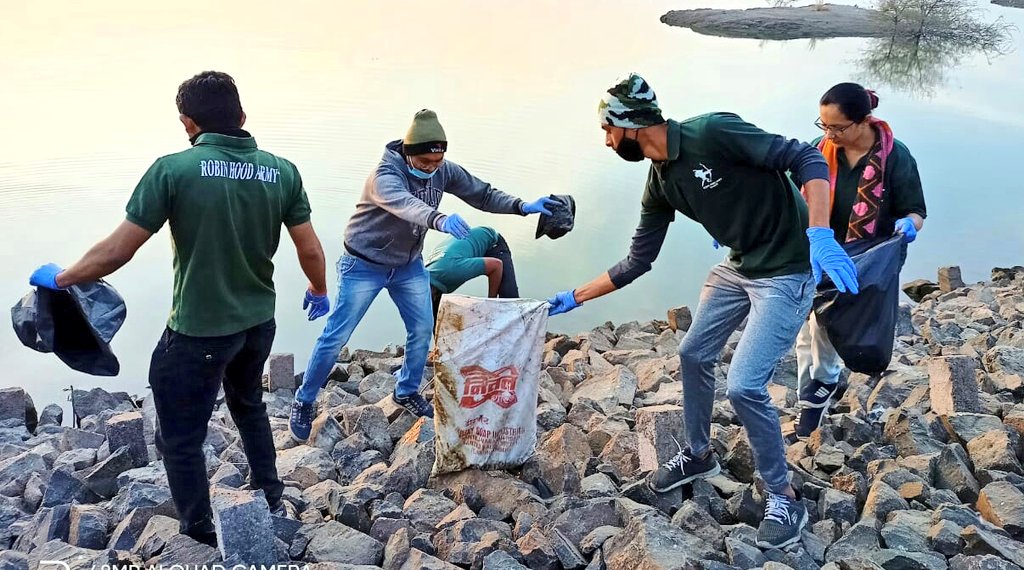Meet59919043's tweet photo. Today 4th Cleanliness Drive Conducted by #RobinHoodArmy #Rajkot Near Nyari Dam. 

This Waste thereby are dumped at the nearby by garbage bin. where @smartcityrajkot can collect it. @swachhbharat #RHA  @rha_india @narendramodi #SwachhRajkot 💚🌱 https://t.co/ll6fbSsGsk https://t.co/PItxRoBmQH