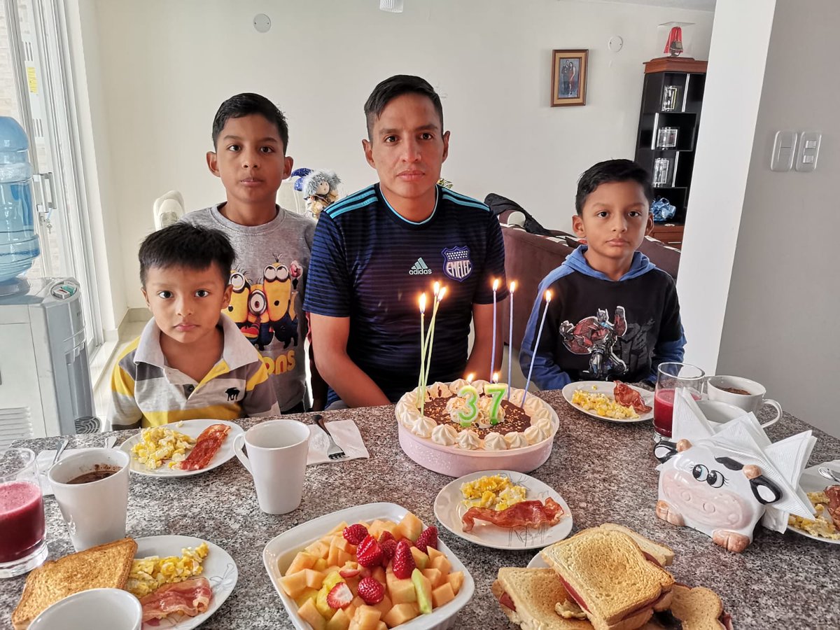 Mayrerc's tweet photo. @Pinguino_EC #NavidadConPinguino
Navidad y cumpleaños celebrando en familia y con @Pinguino_EC https://t.co/47f7koThDt