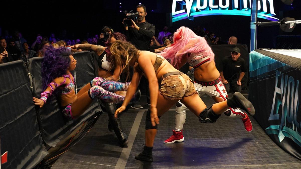 33 - Sasha Banks, Bayley & Natalya vs The Riott Squad [Evolution] [28/10/2018]1/2