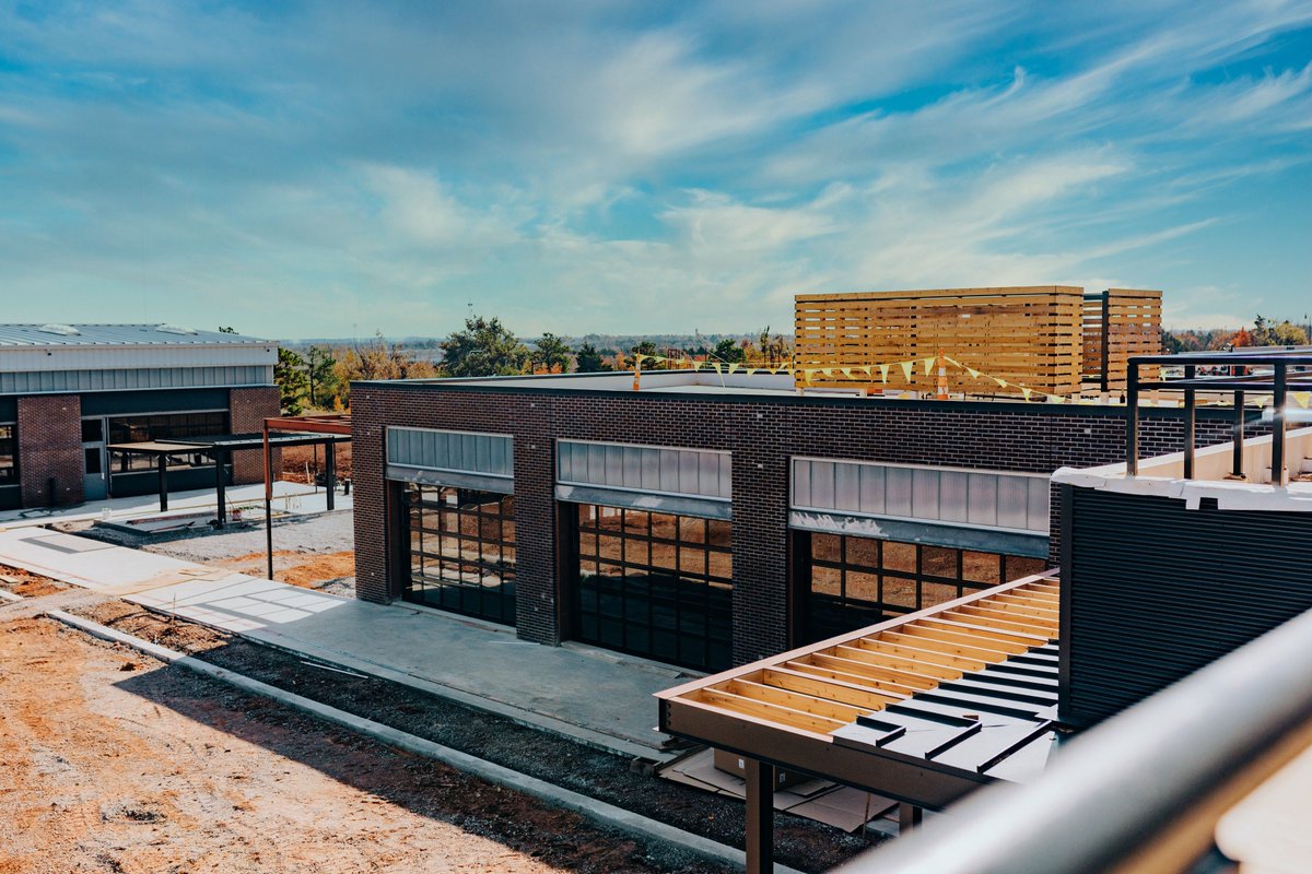 In just a few short weeks you can find yourself inside Oklahoma’s first and only Chicken N Pickle!! Mask up and be prepared for good fun, great friends, and new skills 🏸