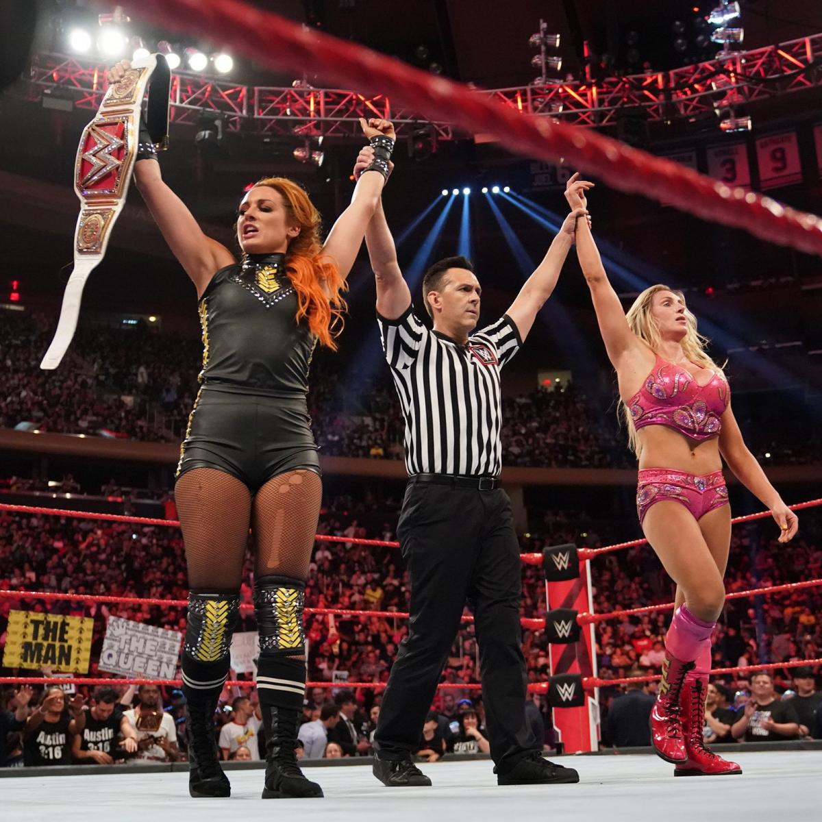 32 - Sasha Banks & Bayley vs Charlotte Flair & Becky Lynch [Raw] [09/09/2019]1/2