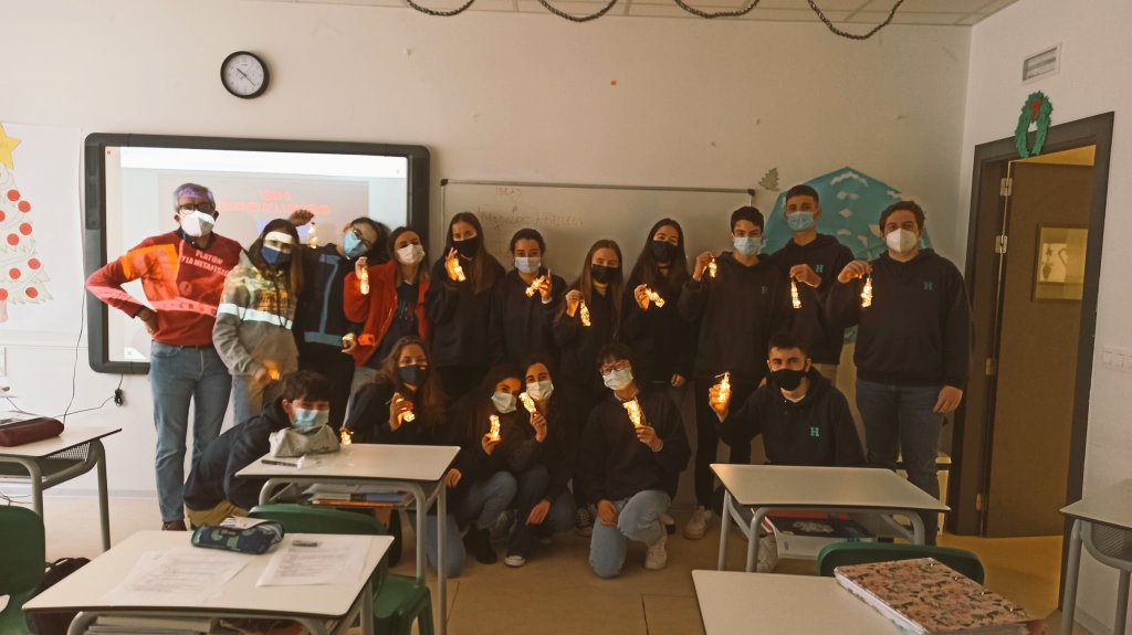 AHbseso's tweet photo. Nuestros alumnos de 1 de Bachillerato brillan con luz propia.. Feliz Navidad y felices vacaciones! #NavidadesHumanitas @HBSTORREJON #miradassonrientes https://t.co/TwKfiVjFUr