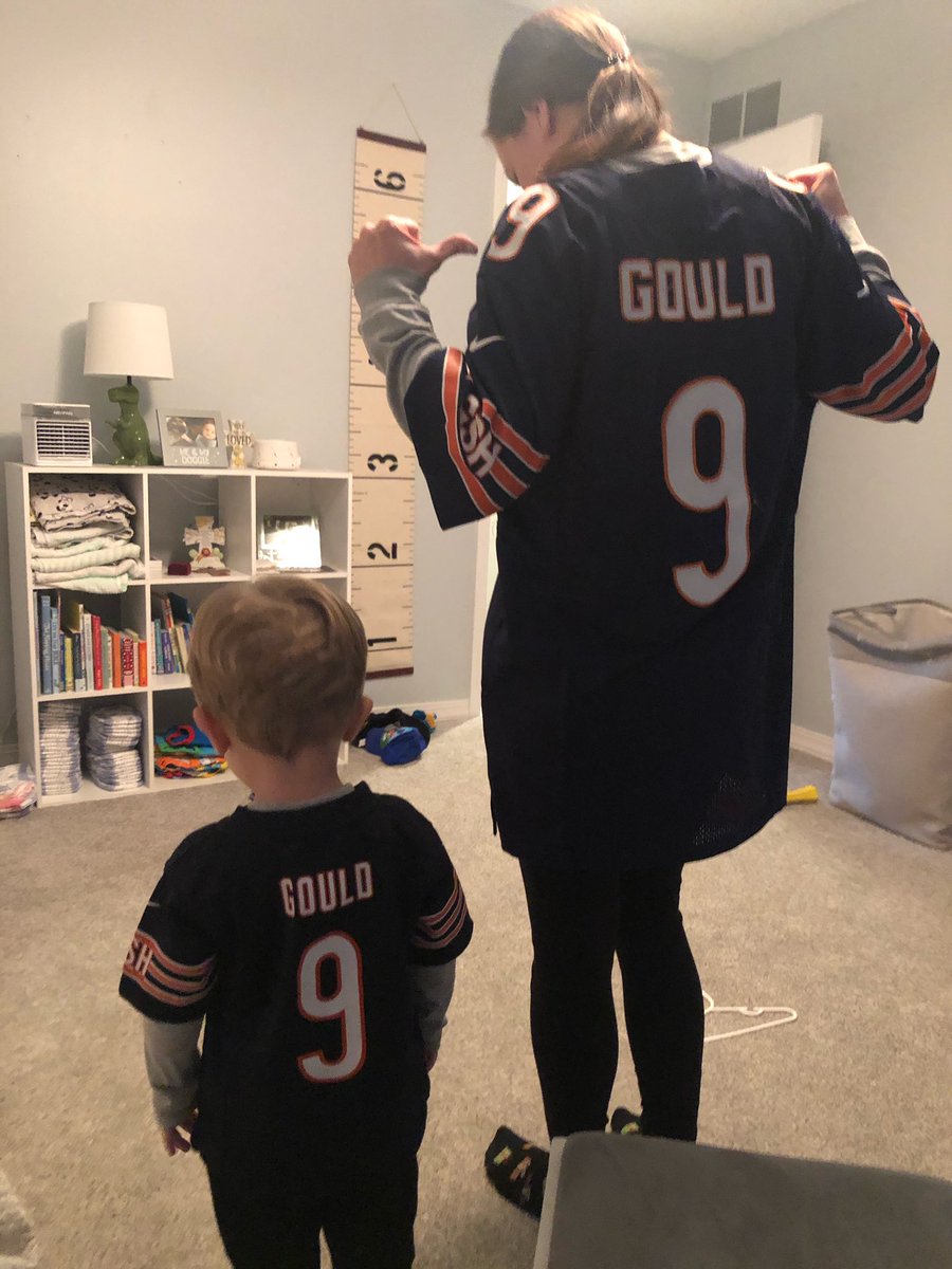 astrupek's tweet photo. Reppin’ our guy @RobbieGould09 for his 400th kick yesterday! He may not be a bears player anymore but we still support him! #goodasgould #mothersonbond https://t.co/DEs0DMbFoj