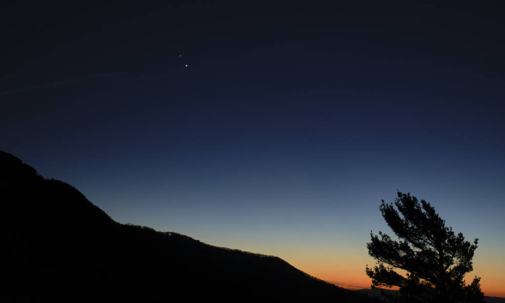 pinnaclepipe's tweet photo. Need a cool pick me up on this Monday? Neat stuff happening in the night sky tonight! Check it out -  The ‘Great’ Conjunction of #Jupiter and #Saturn https://t.co/yYooZDxpMw
#MondayMagic https://t.co/efdYt0OeNf
