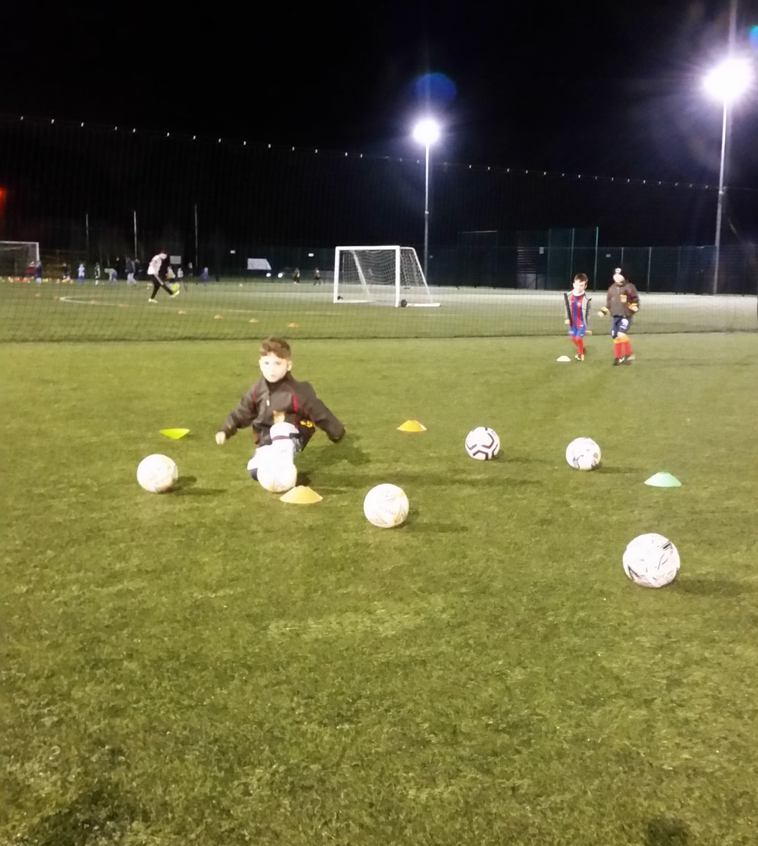 higgs340's tweet photo. @hujfchornets Super last night at Etwall for the squads👏Lots of fun creative games! Crossbar challenge, penalties, free kicks, beat the keepers and small sided bounce games between the teams to mention a few! Fun way to end the year! Have a good break👍🐝⚽️ https://t.co/awh8I674WT