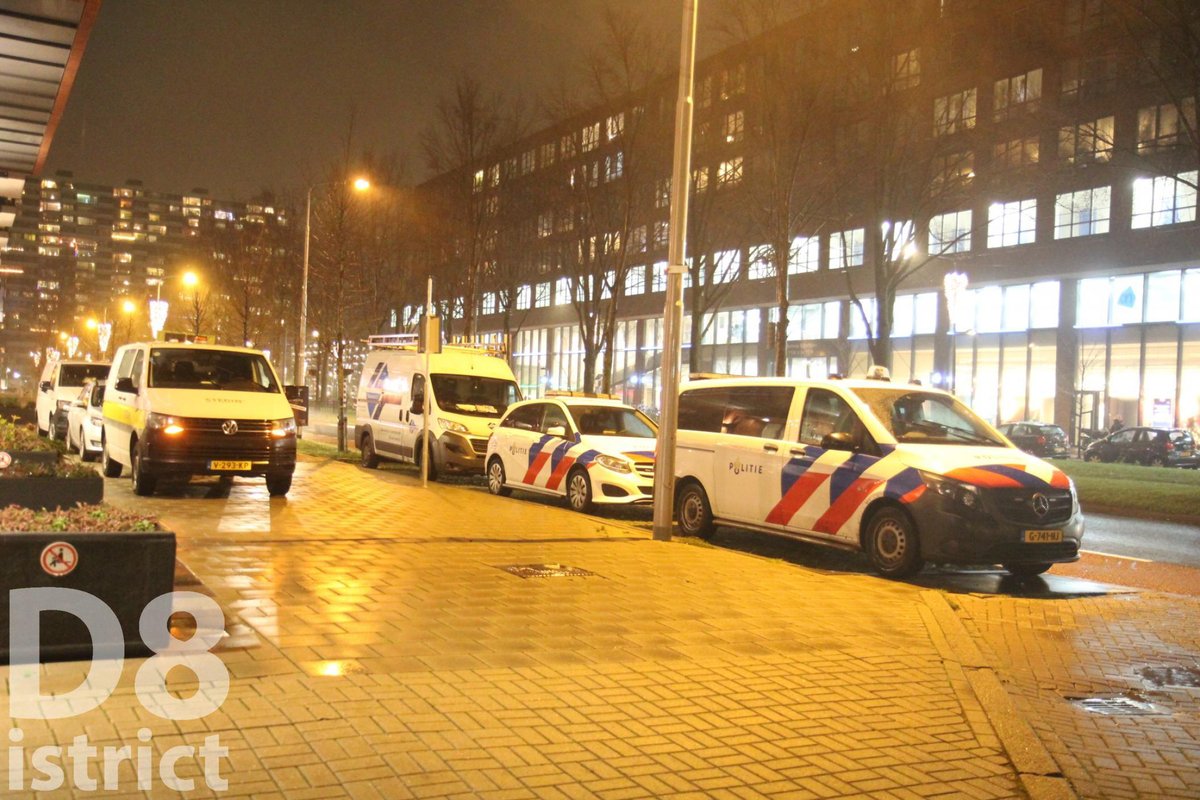 RedactieD8's tweet photo. In een woning aan de #MartinusNijhofflaan in #Delft is vanavond een hennepkwekerij aangetroffen.  Een gespecialiseerd bedrijf heeft de kwekerij ontmanteld. https://t.co/AfvutGgqgW