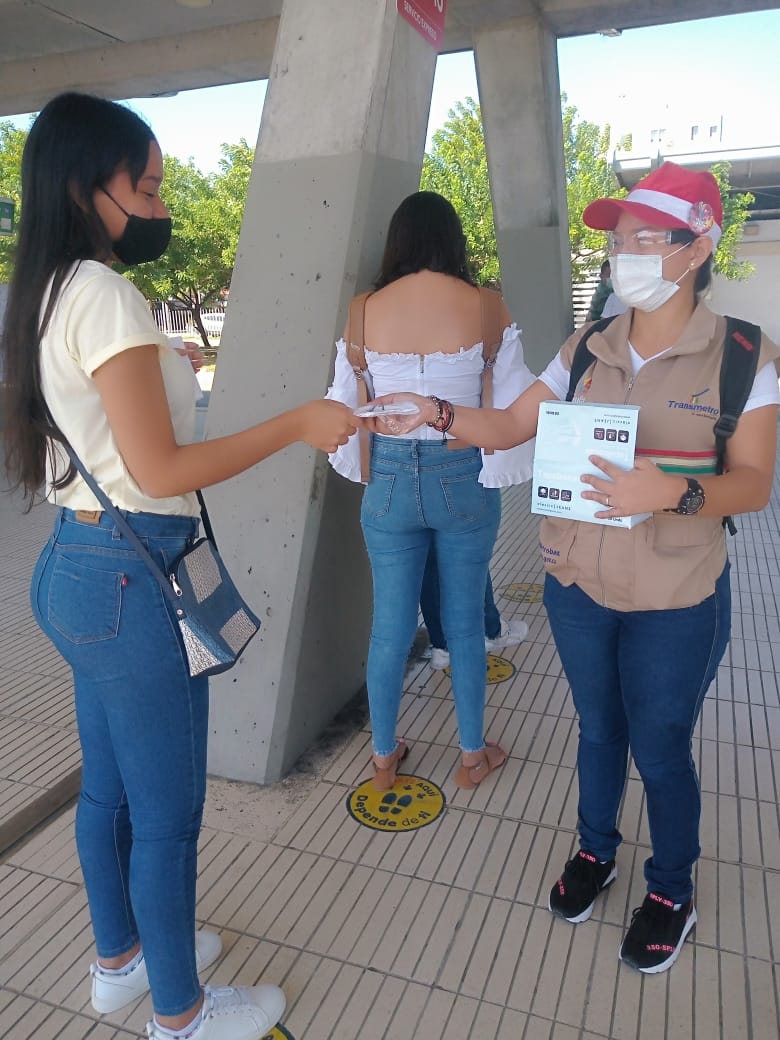 Colombiainterg's tweet photo. Nuestra responsabilidad social es concientizar a los ciudadanos, por eso nos sumamos junto con @alcaldiabquilla a la campaña #TrabajandoPorLosNiñosDelSemáforo . 
Ayúdanos a garantizar que la niñez sea un derecho y no un privilegio. 
#SomosPedagogía #SúbeT #ProtegerLaNiñez https://t.co/c8gRDqEwwO