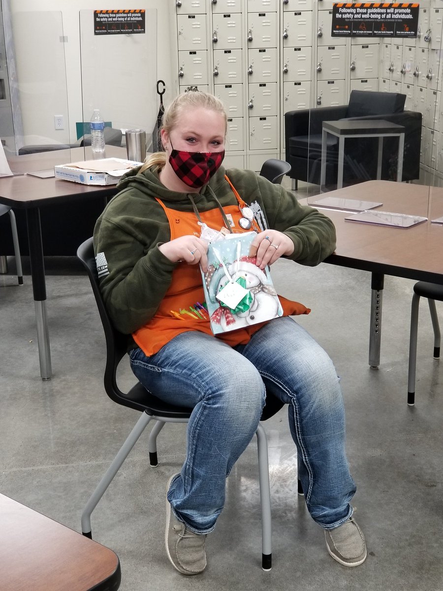 devorin's tweet photo. 🎶Jingle bells, jingle bells 🎶Santa Claus drop off some gifts for evwryone at the service desk and delivery team. Merry Christmas to all of you and thank you so much for all you have done. 👏👏 @KevinHurley4724 @ASM4724 @JoshZamora5 @AngelaHD4724 @AliceTHD4724 https://t.co/3OY4Qa4nI0