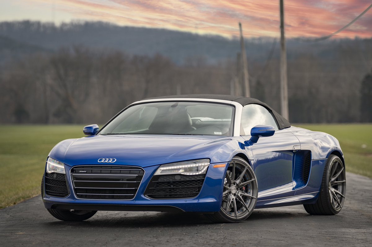 There’s nothing quite like a V10 #driveblacktie #audir8