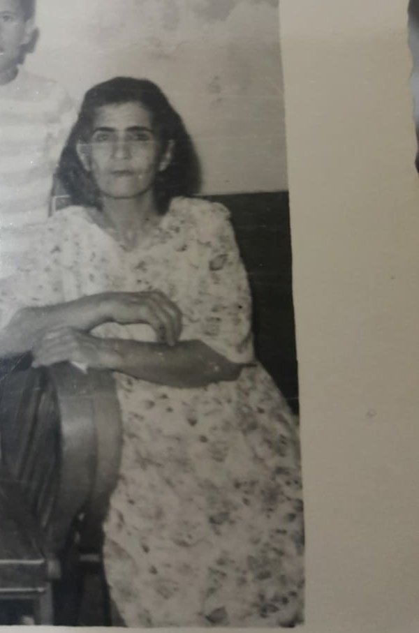 @sahsicedid Büyükannemizin fotoğrafı. Bazen insan kayıp parçalar bulunsun istiyor ama dedigim gibi o dönemde yaşanmış  böyle birbirine benzeyen belki yüzlerce hikaye mevcut...