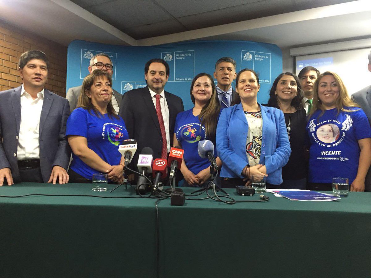 KarlaEnAccion's tweet photo. Tras largos años de lucha junto a las familias, hoy #LeyElectrodependientes es aprobada y queda lista para su promulgación. Gracias a quienes nunca bajaron los brazos en el cuidado y protección de sus seres queridos que hoy tendrán #LuzParaEllos. https://t.co/X7fJ0mU62m