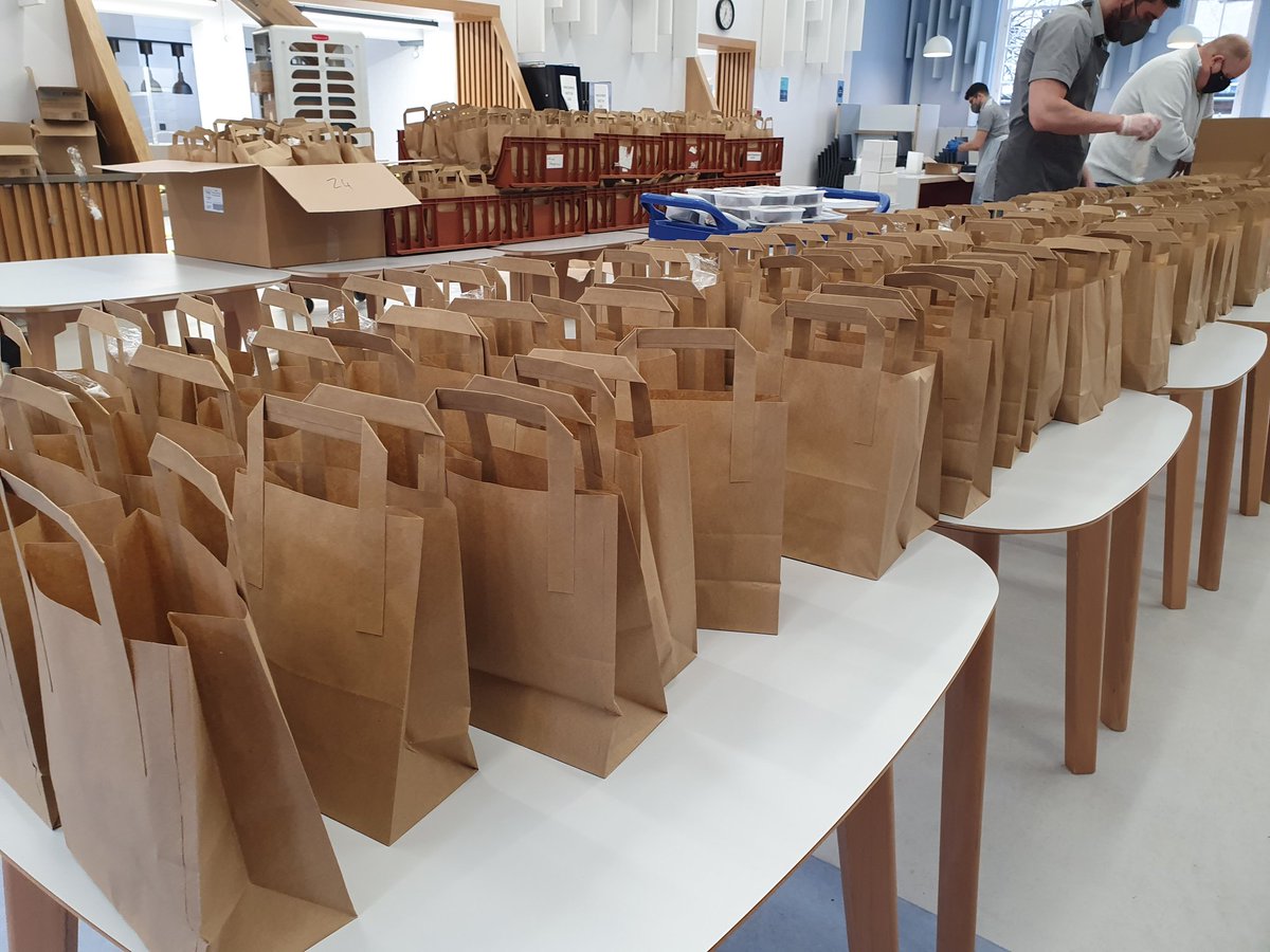 Delivering and serving 1000 meals today. What a team effort making up 1000 bags for 1000 freshly prepared meals. Day 1 of 3 done. All <a href="/compassgroupuk/">Compass Group UK & I</a> sectors in Scotland represented, great to see. #compassscotland <a href="/davehaybo/">David Hay</a> <a href="/Shadey_B/">Barry Fleming</a> <a href="/RonnieKelman1/">Ronnie Kelman</a> <a href="/Grahamsinger11/">Grahamsinger</a>