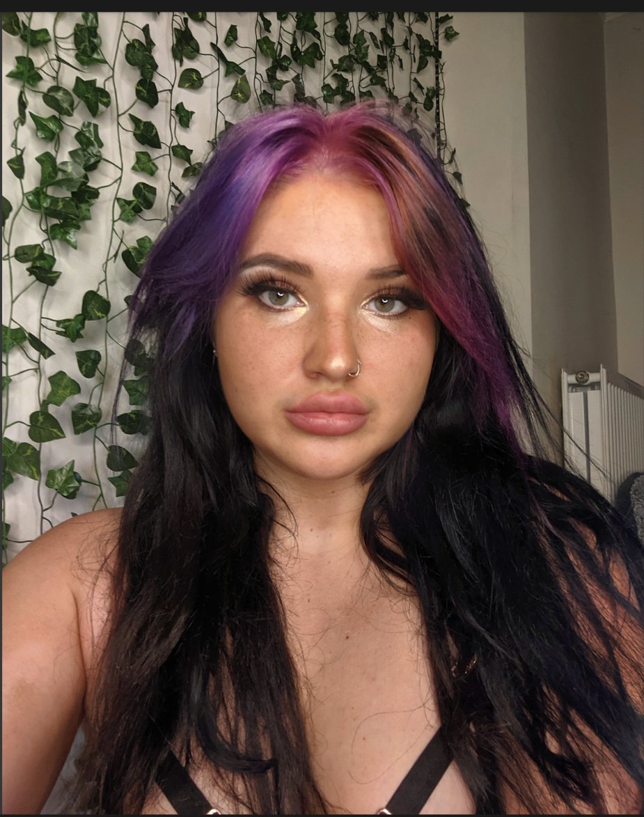 GoddessL2019's tweet photo. A face that makes you wanna send, submit and serve

✨ Find findom finsub Findombrat finbrat lipfetish sph cei ✨ https://t.co/ytS2i7O9gx