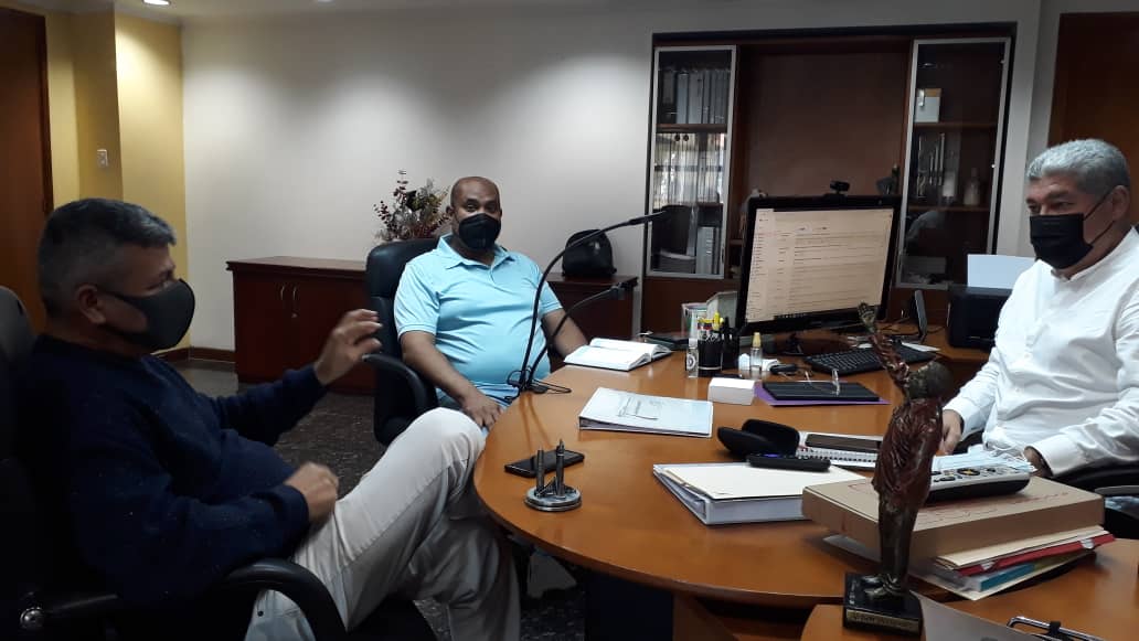 eduardopiate2's tweet photo. En un día de reuniones con dirigentes de la clase obrera, acabo de terminar reunión con @Mtulio21 presidente de la FUNTBCAC y Vicepdte de la @Cbolivariana_Ve y Hernán Iriarte, pdte de la CBST de Caracas. Organizando y uniendo a la clase para las batallas del 2021 https://t.co/hK32pBU9M5