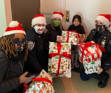 NYPDSVU's tweet photo. Thank you to #ProjectThankACop for kindly donating toys 🎁🎄and distributing them with @acsnyc & the Queens Child Abuse Squad officers to kids throughout the borough. https://t.co/Y3EplTrk3H