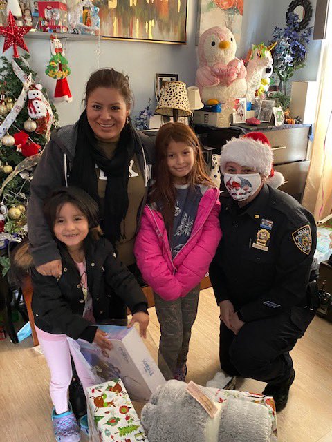 NYPDSVU's tweet photo. Thank you to #ProjectThankACop for kindly donating toys 🎁🎄and distributing them with @acsnyc & the Queens Child Abuse Squad officers to kids throughout the borough. https://t.co/Y3EplTrk3H