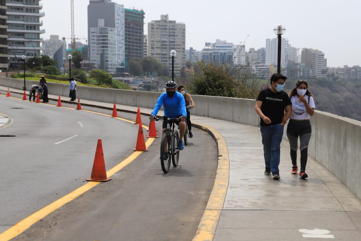 MuniMiraflores's tweet photo. AHORA LUCEN MÁS AMPLIAS Y RENOVADAS🚴♂
Estamos ampliando la vía de micromovilidad a doble sentido, desde el Puente Villena hasta el Parque Salazar, para que disfrutes de nuestros #malecones a bordo de tu bicicleta🚲, scooter🛴, patines, entre otros, en un espacio más seguro✅ https://t.co/swmDAbBcmk