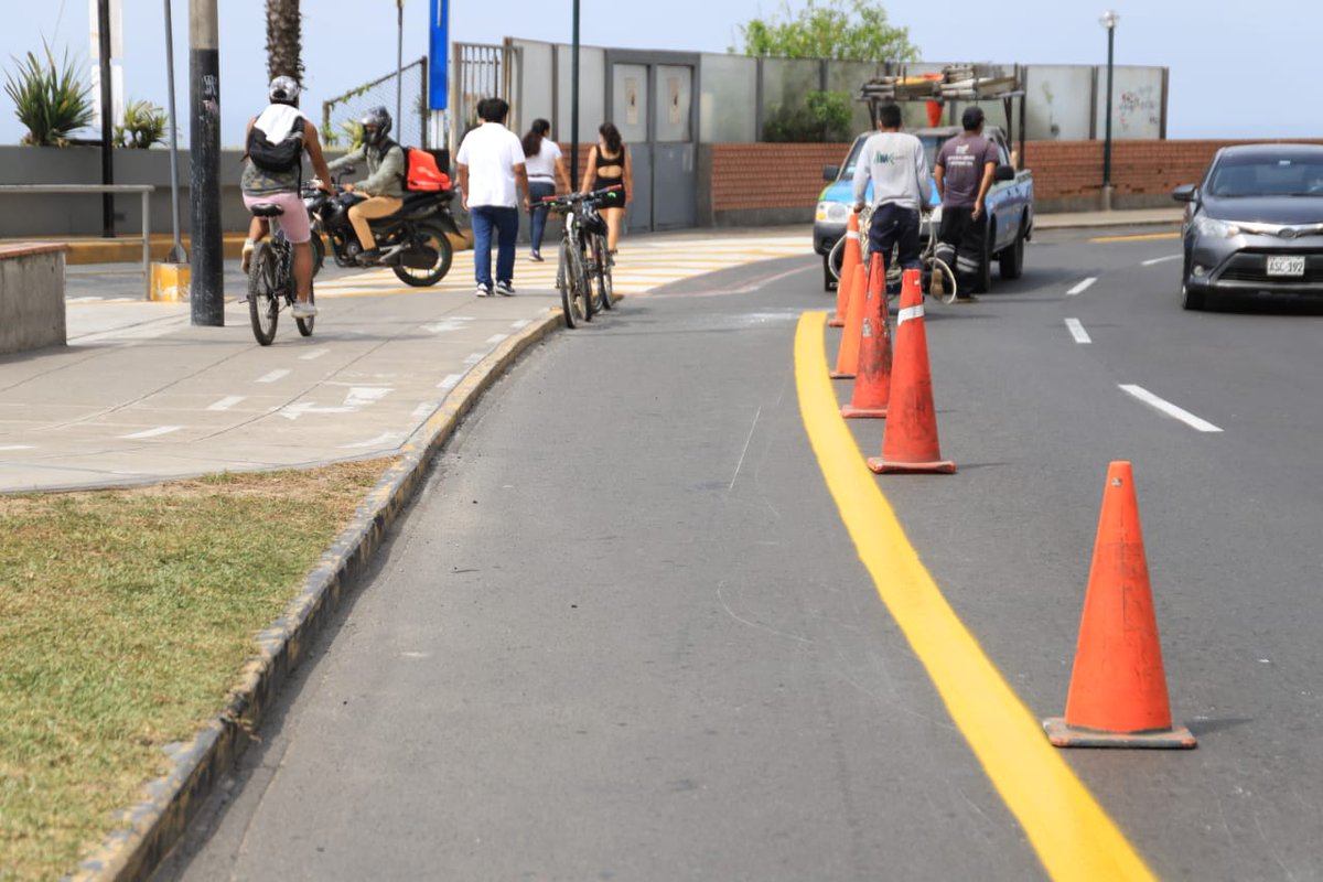 MuniMiraflores's tweet photo. AHORA LUCEN MÁS AMPLIAS Y RENOVADAS🚴♂
Estamos ampliando la vía de micromovilidad a doble sentido, desde el Puente Villena hasta el Parque Salazar, para que disfrutes de nuestros #malecones a bordo de tu bicicleta🚲, scooter🛴, patines, entre otros, en un espacio más seguro✅ https://t.co/swmDAbBcmk