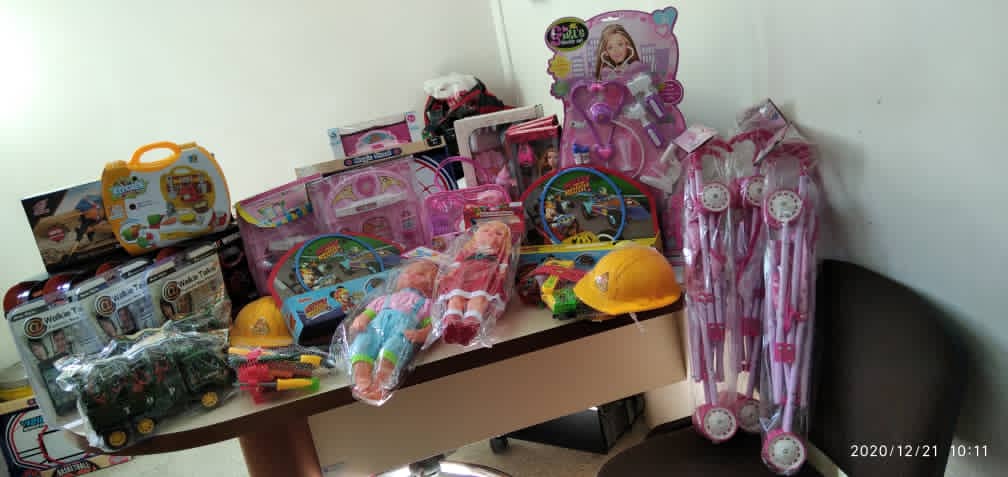 Ambparaiso's tweet photo. La Clinica Popular el Paraiso, dándole las gracias a nuestra PRESIDENTA, Dra Magalys Gutirrez y su equipo de trabajo por la  La entrega de los juguetes para los hijos de Nuestros Trabajadores. https://t.co/2b6EcwphZG