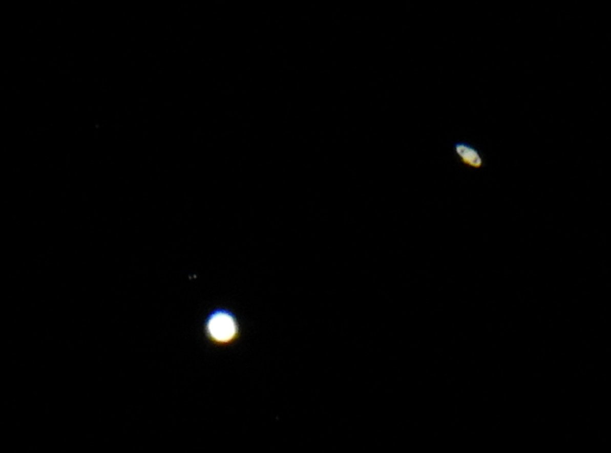 nandogerman's tweet photo. Se hizo lo que se pudo. Jupiter y Saturno a las 19,00 h del día de hoy. Cómo lo ve el ojo humano y el objetivo. La luna va de regalo. https://t.co/BUFtpfTkmO