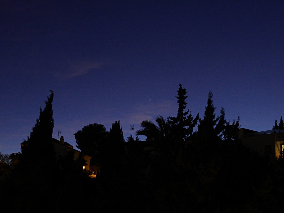 nandogerman's tweet photo. Se hizo lo que se pudo. Jupiter y Saturno a las 19,00 h del día de hoy. Cómo lo ve el ojo humano y el objetivo. La luna va de regalo. https://t.co/BUFtpfTkmO