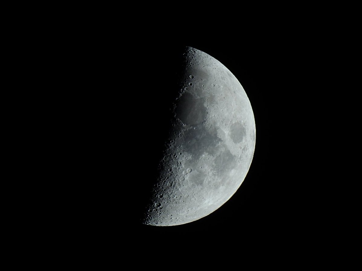 nandogerman's tweet photo. Se hizo lo que se pudo. Jupiter y Saturno a las 19,00 h del día de hoy. Cómo lo ve el ojo humano y el objetivo. La luna va de regalo. https://t.co/BUFtpfTkmO