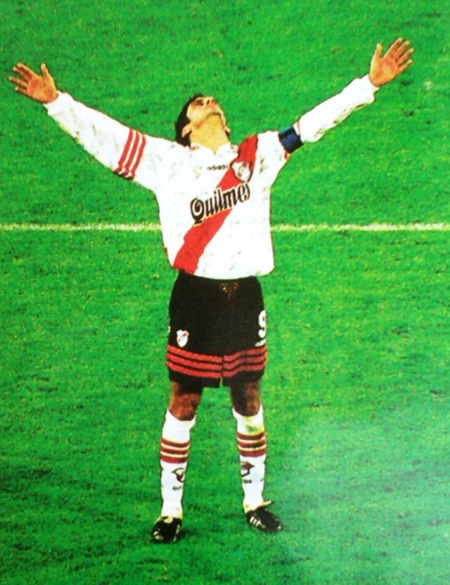 Uno de los futbolistas más extraordinarios que yo vi y el que mas disfrute a lo largo de toda mi vida. Hoy 23 años de su última función. Un fuera de serie, una estrella mundial, un verdadero símbolo e idolo Riverplatense!!  #eternamentegracias