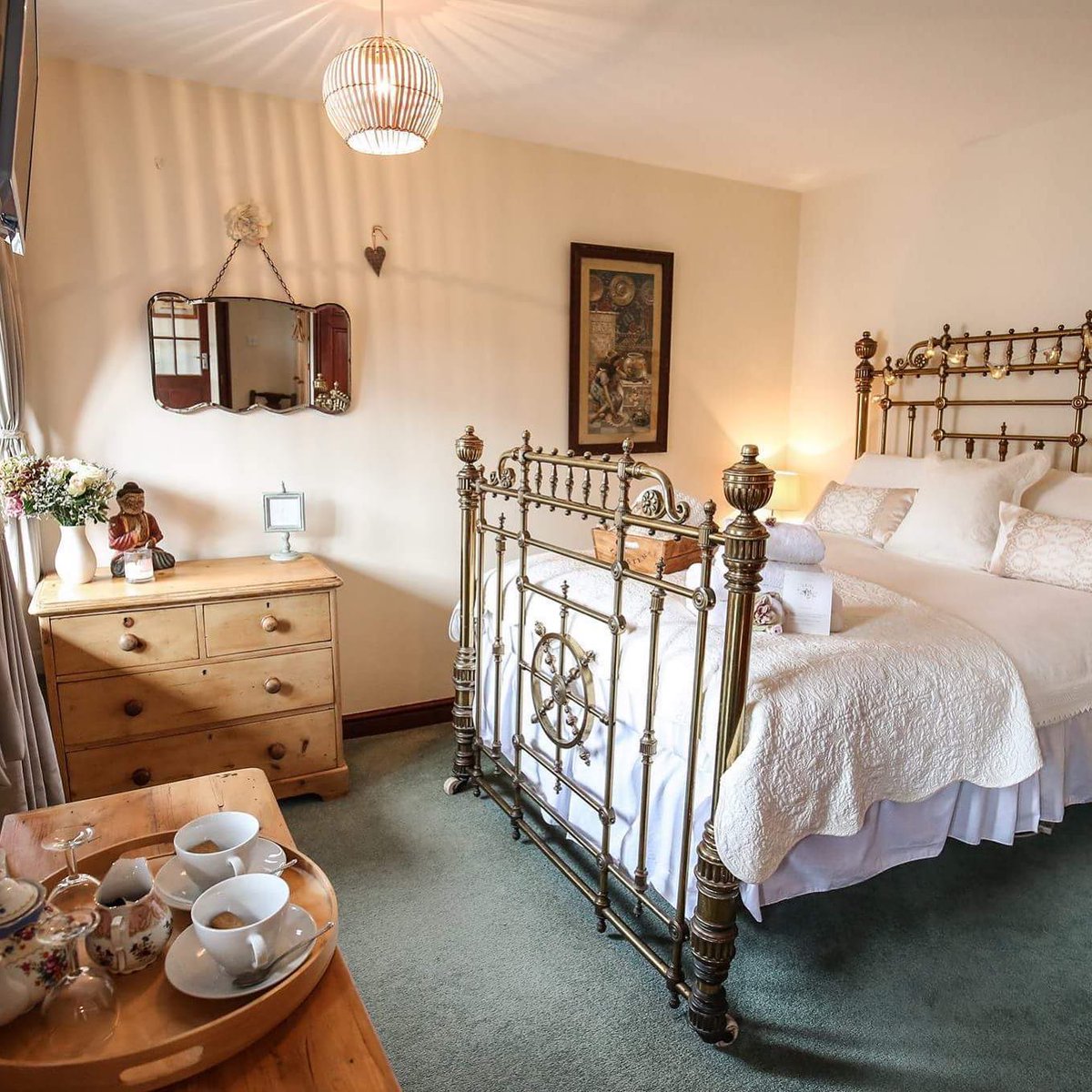 VNYorkshire's tweet photo. Visiting Whitby?
Shepherd's Purse (@shepherds95) offer amazing, high-quality accommodation. A family business, run with great care & attention to detail. Galleried courtyard rooms, in picturesque Whitby Old Town. You won't be disappointed!
#Accommodation #QualityAccommodation https://t.co/U7cLUrEUWY