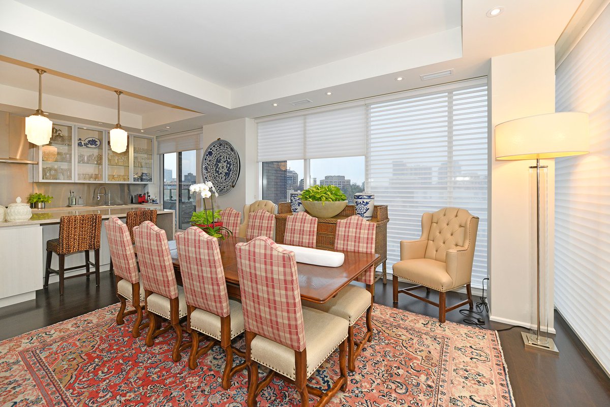 ellidavis's tweet photo. Stunning 2 bedrooms+den/2.5 baths corner suite with wrap-around city views from almost every room! Boasting approximately 2,197 sq.ft. 2 parking and a locker included. #yorkville #ellidavishomes #ellidaviscondos #torontorealestate #RLP https://t.co/XnRQrfbM3J