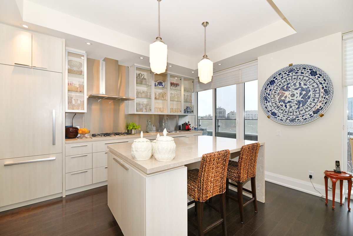 ellidavis's tweet photo. Stunning 2 bedrooms+den/2.5 baths corner suite with wrap-around city views from almost every room! Boasting approximately 2,197 sq.ft. 2 parking and a locker included. #yorkville #ellidavishomes #ellidaviscondos #torontorealestate #RLP https://t.co/XnRQrfbM3J