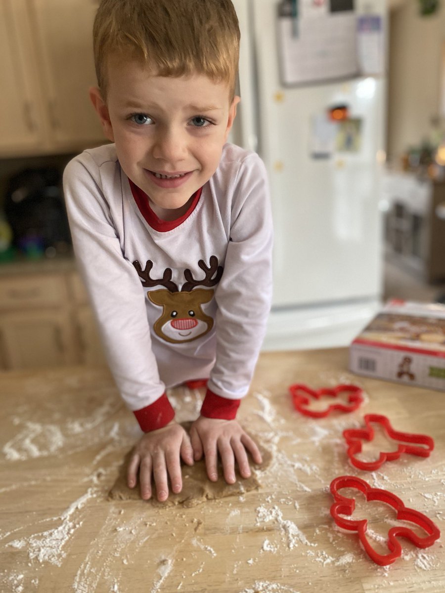 TheRebeccaParks's tweet photo. Ninjabread cookie making and sink sitting. ❤️ #brodiecharles #brynlawson https://t.co/P7WPcNe6Cv