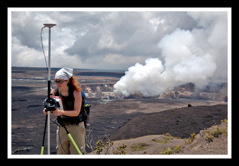 Kīlauea's last summit eruption spanned 10 years & flank eruptions have lasted 35 years. Those are super long! Because of this & the relatively oozy (low viscosity) lava, it's a great volcano for scientists to study.Here's me conducting a kGPS survey in front of Kīlauea's summit
