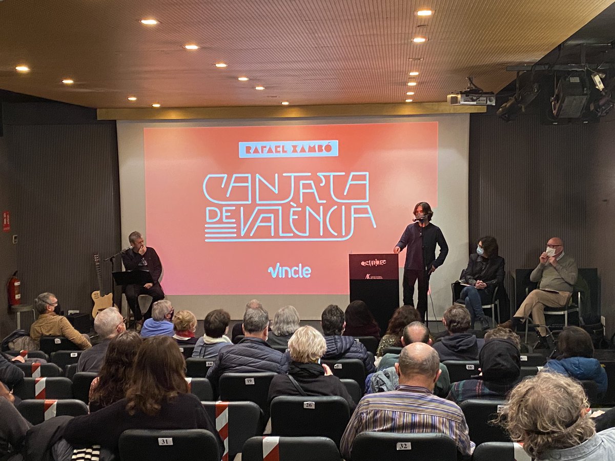 El nostre director, <a href="/monsonis/">monso</a>, presentant la #CantatadeValència 👌🏾 Prompte vos contarem més d’aquest projecte multidisciplinar coordinat per <a href="/RafaXambo/">Rafa Xambó</a> 📖📽🤸🏾‍♀️🖌

📔El seu llibre editat per <a href="/Vincle_Ed/">Vincle Editorial</a> <a href="/marianebotc/">María Nebot</a> ja es pot adquirir! 🙌🏾