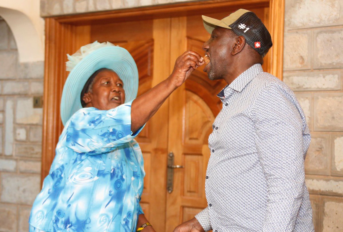 KIMANIICHUNGWAH's tweet photo. A mother and Son celebrate a HBD.A son who gives Hope to an entire Nation@WilliamsRuto Keep doing what you do,inspiring not just other sons to ordinary Kenyan mothers but the mothers too that their kids can make it in life irrespective of their circumstances.#HustlerNationRising. https://t.co/kYJmqjl29v