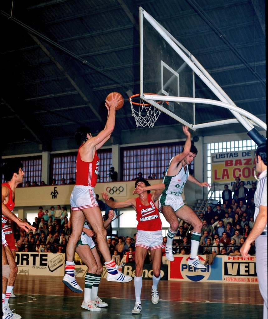 AgrasFernando's tweet photo. Primer partido de #OAR en la máxima categoría del baloncesto español #LigaNacional rebote de un junior llamado #FernandoMartin y lanzamiento de quién sería máximo anotador aquella temporada #LarsHansen 12/10/1980 #ArchivoOAR 📷 Moncho Sabin, imágenes archivo @FundacionBarrie https://t.co/OXaMD3yZ03