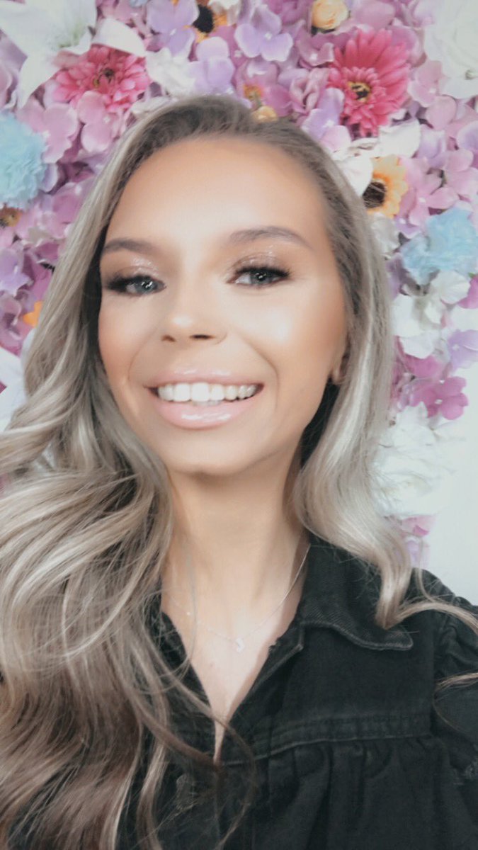 _flowerfactory_'s tweet photo. Our flower panels make the perfect backdrop #selfie #customerphoto #liverpool #SmallBusiness https://t.co/JGsrPnp0Qd