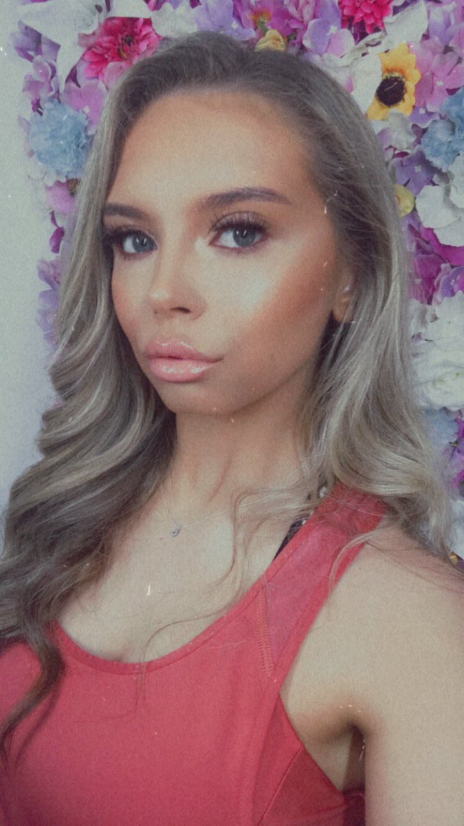 _flowerfactory_'s tweet photo. Our flower panels make the perfect backdrop #selfie #customerphoto #liverpool #SmallBusiness https://t.co/JGsrPnp0Qd