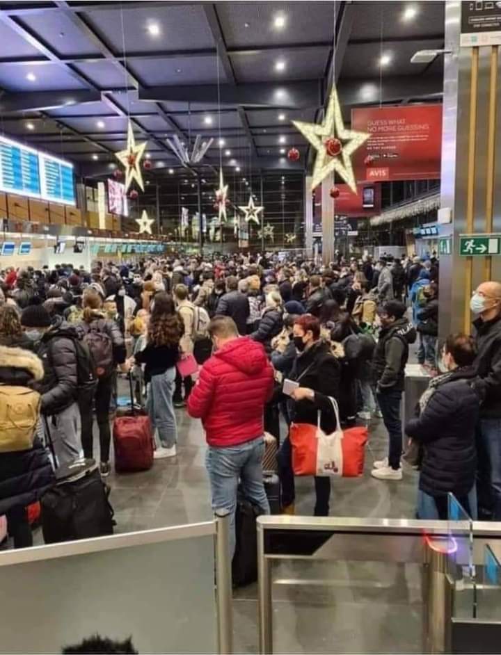 JJM36's tweet photo. Zoek de fout... volledige parking luchthaven Charleroi in beslag nemen??? https://t.co/YiElFw4YDJ