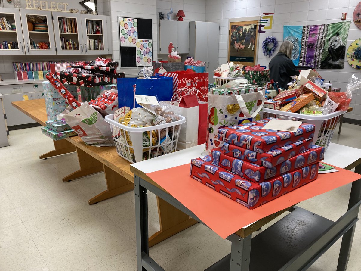 hcpss_gces's tweet photo. Whoa! Donations and gifts for 17 families! This supports 40 kids! #GCEScares https://t.co/gsdp0UddNG