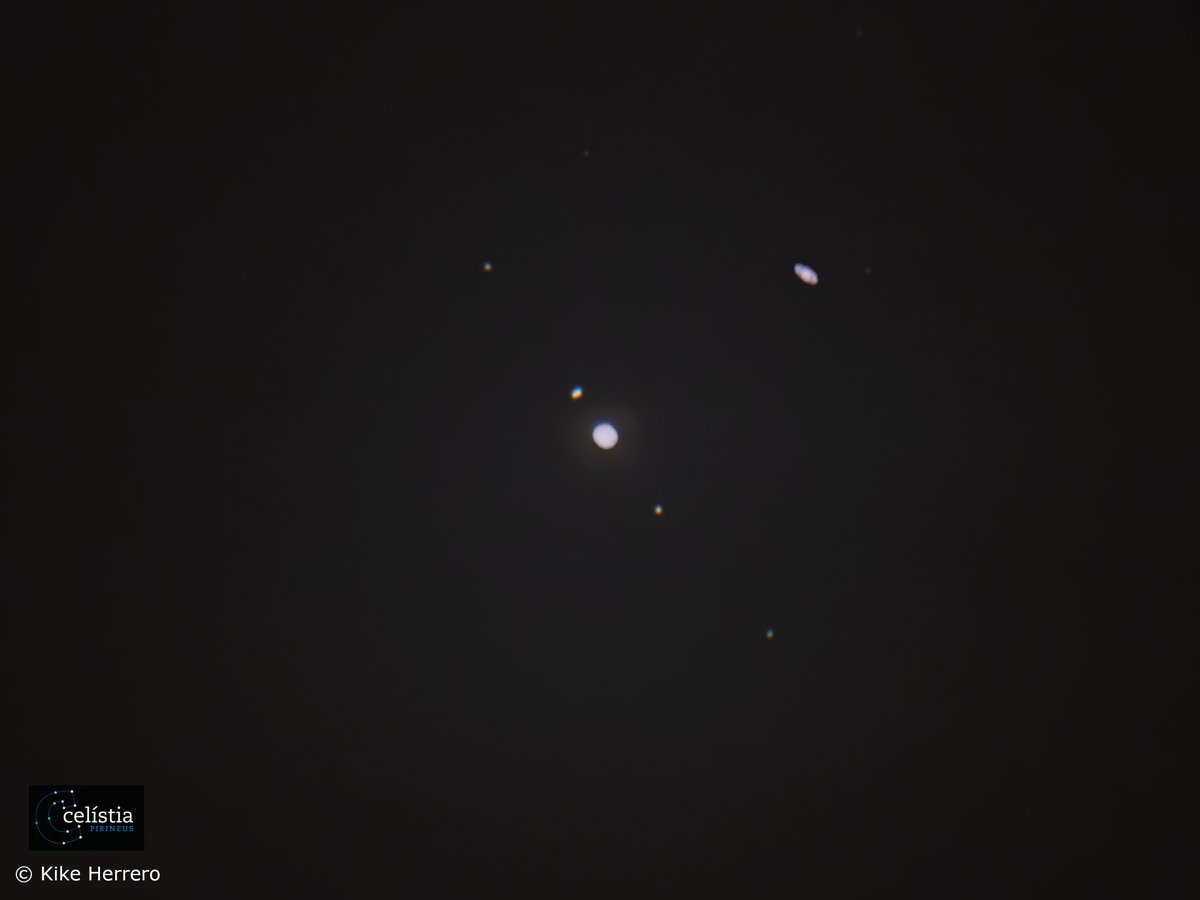 CelistiaP's tweet photo. Entre núvols però ho hem aconseguit! Júpiter i Saturn fotografiats fa una estona, en el moment culminant de la conjunció. Es veuen les 4 llunes principals de Júpiter i els anells de Saturn 🪐
Imatge capturada des de Torallola, al #PallarsJussà
@estelsiplanetes @astroprades https://t.co/sWsU0fJ6m2