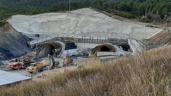 Cati_Tarragona's tweet photo. Els treballs del túnel del coll de Lilla de l'A-27 afronten la recta final. Segons el @mitmagob, les màquines ja han completat el 95% de la perforació. https://t.co/J7t0QbfqBM