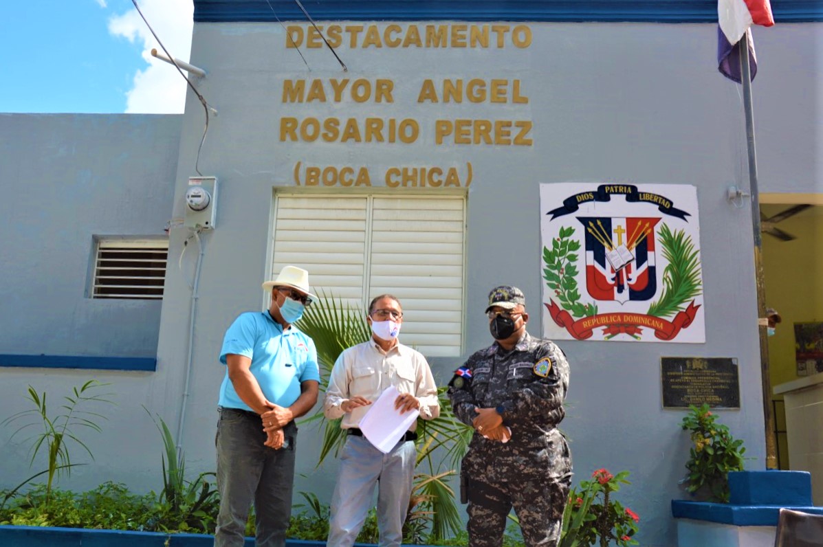 CatastroRD's tweet photo. Nuestro director general Héctor Pérez Mirambeaux, supervisa los trabajos de campo de los técnicos que hacen los levantamientos del #PROGEF, en el municipio de Andrés, Boca Chica.
#CatastroRD #EstamosCambiando https://t.co/z9ikB3I8oL