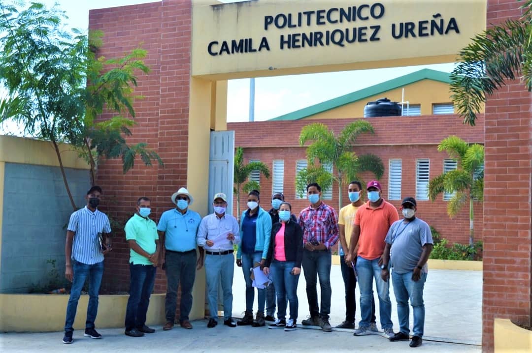 CatastroRD's tweet photo. Nuestro director general Héctor Pérez Mirambeaux, supervisa los trabajos de campo de los técnicos que hacen los levantamientos del #PROGEF, en el municipio de Andrés, Boca Chica.
#CatastroRD #EstamosCambiando https://t.co/z9ikB3I8oL
