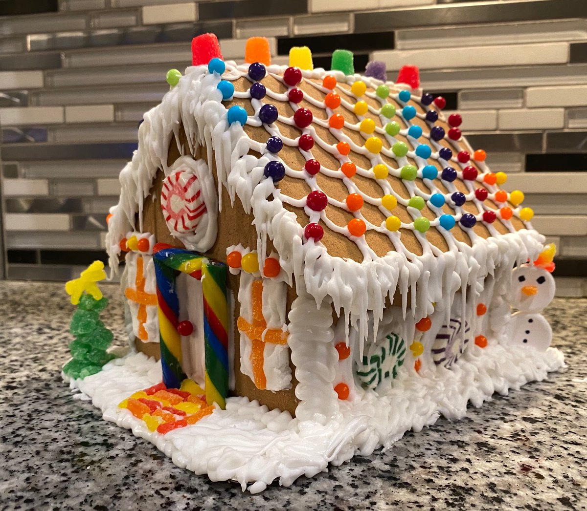 StelterCompany's tweet photo. We are all creatives here at Stelter, and that certainly showed in our first-ever #GingerbreadHouseContest!๐๏ธ Which one is your favorite?๐ค
#gingerbreadhouse #funatwork #lovewhatyoudo #worklifebalance #employeeexperience #workingfromhome #companyculture https://t.co/njd3uhtlDd