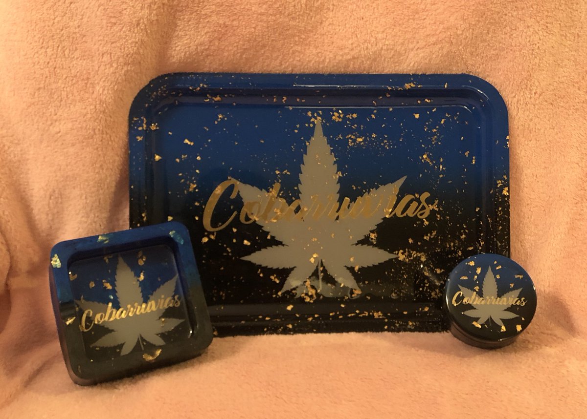 MaraJane_Crafts's tweet photo. $70 Black &amp; Blue Ombré personally customized rolling tray set with Grinder + Ashtray #RollingTraySet #RollingTray #PersonallyCustomized #CustomRollingTray #CustomRollingTraySet https://t.co/W7NPjvKUBw