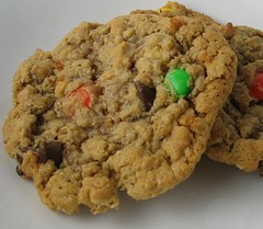 TenantProject's tweet photo. #CommDefFundPGH Bake Sale Raffle Day 2! Same rules of $5/tk, if >12 tix are bought, 2 winners. You win, you pick your prize from:
-Monster Cookies
-Pie (minis or full, sweet potato or pumpkin)
-Any past options
VM/CA @/$PittsburghTenants
https://t.co/eNbTcGu4Ku https://t.co/LuZm4JLh5q