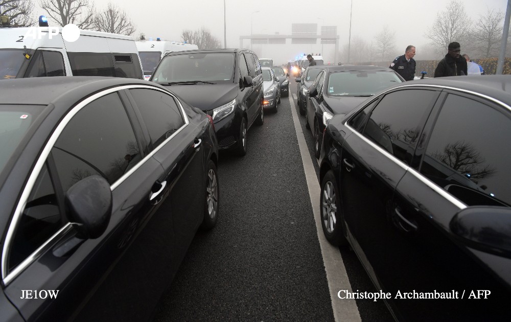 afpfr's tweet photo. Des centaines de chauffeurs employés par des sociétés fictives brassant des millions d'€ : un réseau de fraude impliquant des VTC à Roissy-Charles-de-Gaulle a été démantelé & ses responsables présumés renvoyés devant la justice https://t.co/XNkyFp2NxN (Photo d'illustration) #AFP https://t.co/iEXP0CgDWg