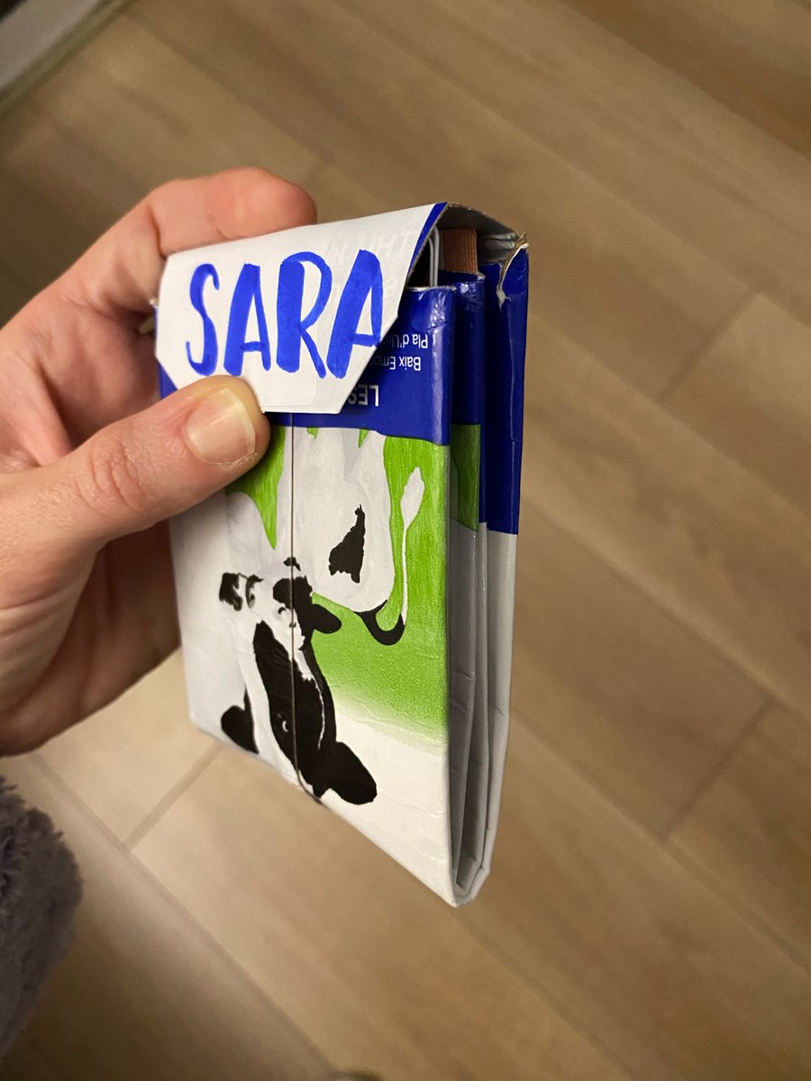saravendrellq's tweet photo. Hola @lletnostratuit! Us proposo reptar als vostres seguidors a donar una segona vida als vostres envasos i compartir-ho a les xarxes perquè ho puguem veure tots. Aquí us deixo el moneder que m’he fet amb els vostres tetrabriks de llet! #ReutilitzemEnvasos #RepteLletNostra #CMUOC https://t.co/TP00cZoDSb