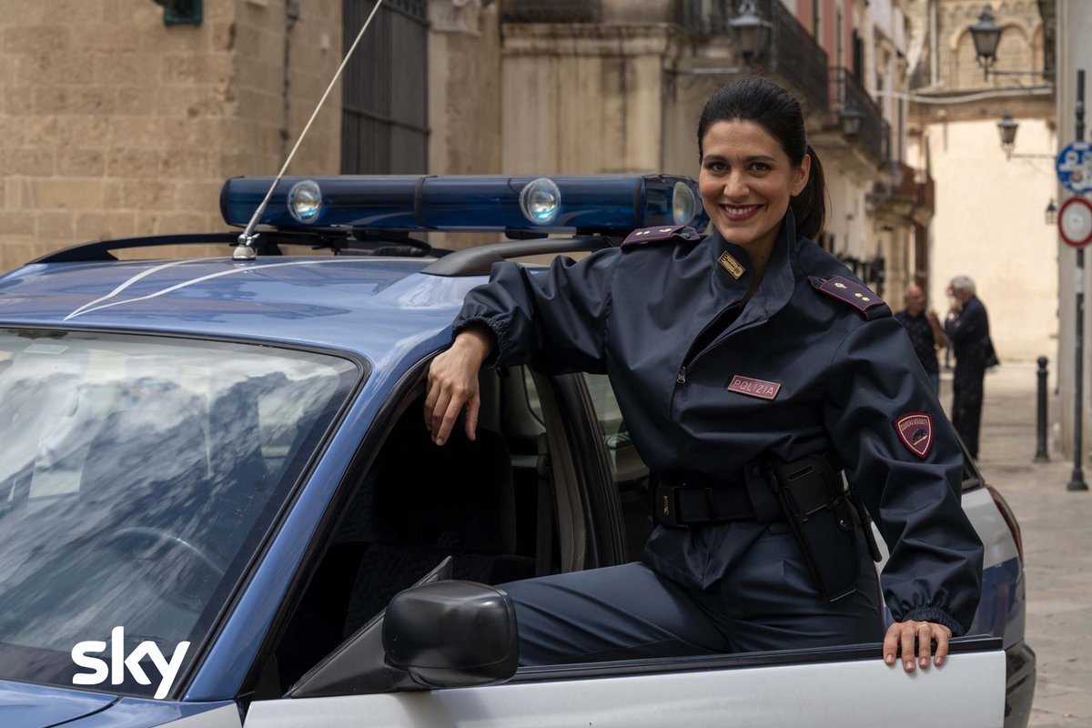 BanijayItalia's tweet photo. La prima serata di @skyitalia si tinge di rosso e blu: la banda di poliziotti più divertente e strampalata che abbiate mai visto sta per entrare a sirene spiegate nella vostra prima serata! 🚨🚨🚨👮👩‍✈️

Ci vediamo alle 21:15 su Sky Cinema, a più tardi! 🚓 #SkyCops #banijayitalia https://t.co/0NOrdoycgW